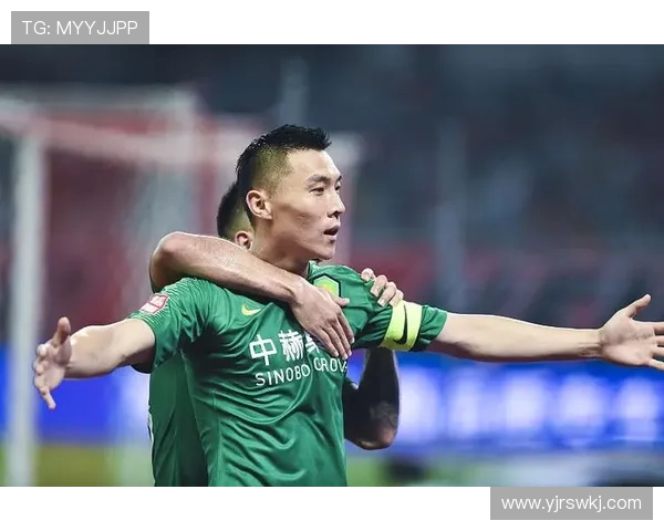 重庆足球队在邀请赛中以60分稳居积分榜首位表现出色